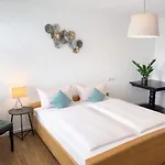 Gaestehaus Jekle & شقة *